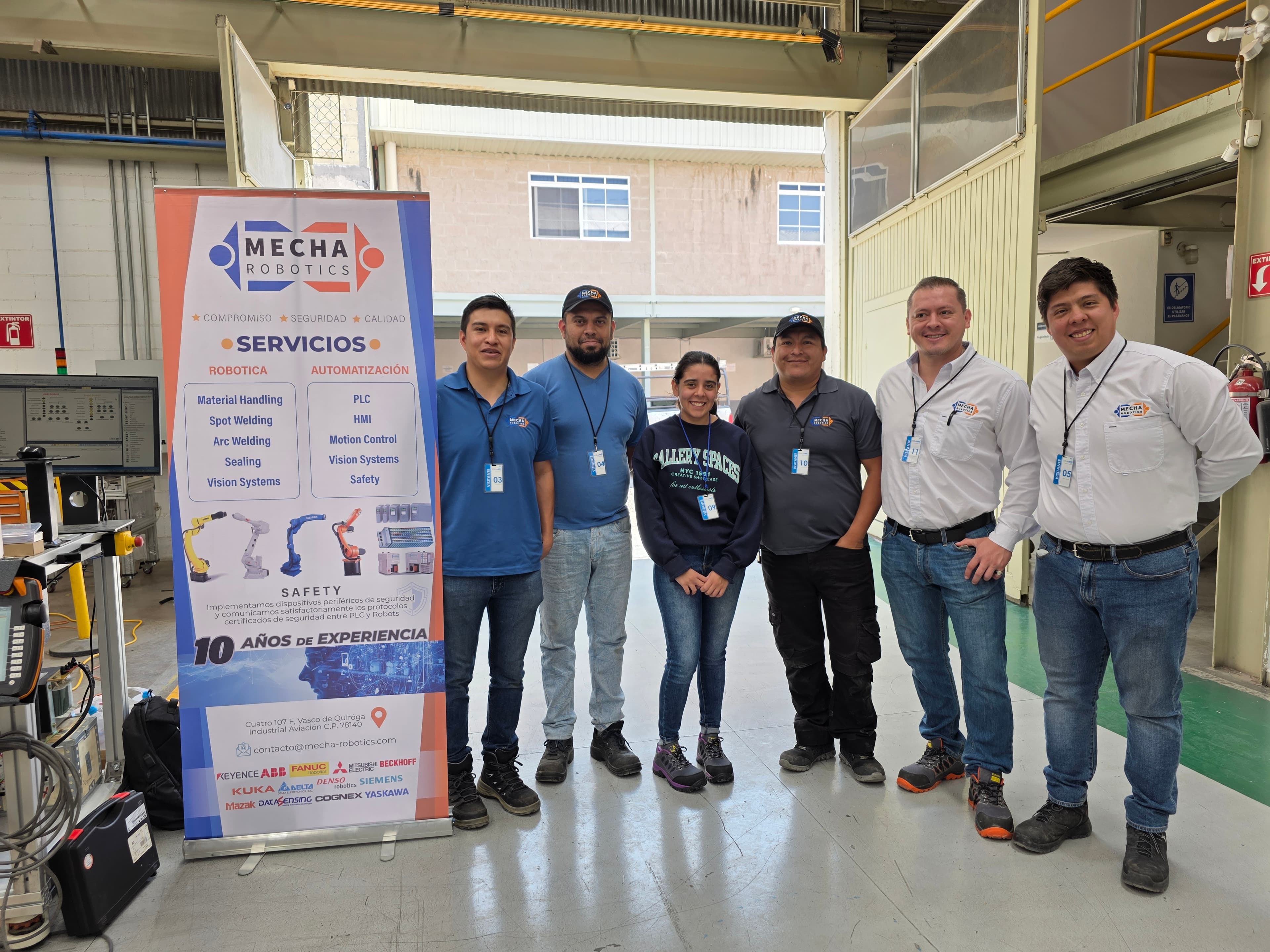 Equipo de MECHA ROBOTICS colaborando en laboratorio