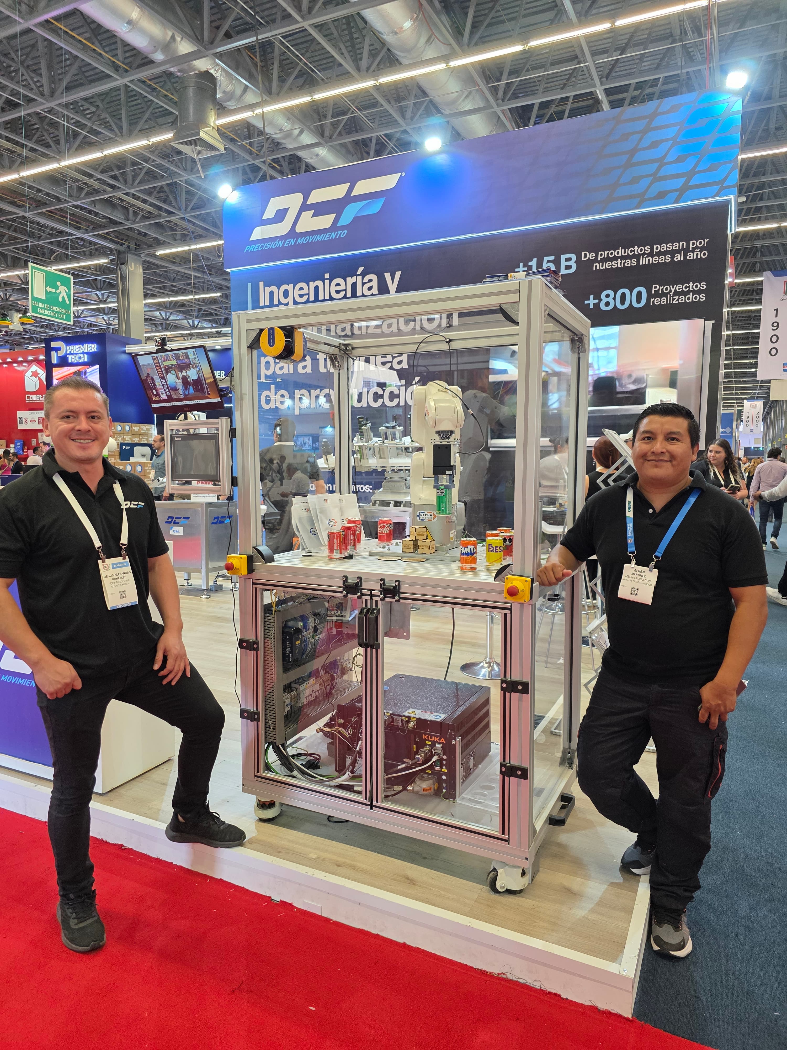 Ingenieras e ingenieros de MECHA ROBOTICS junto a un robot industrial