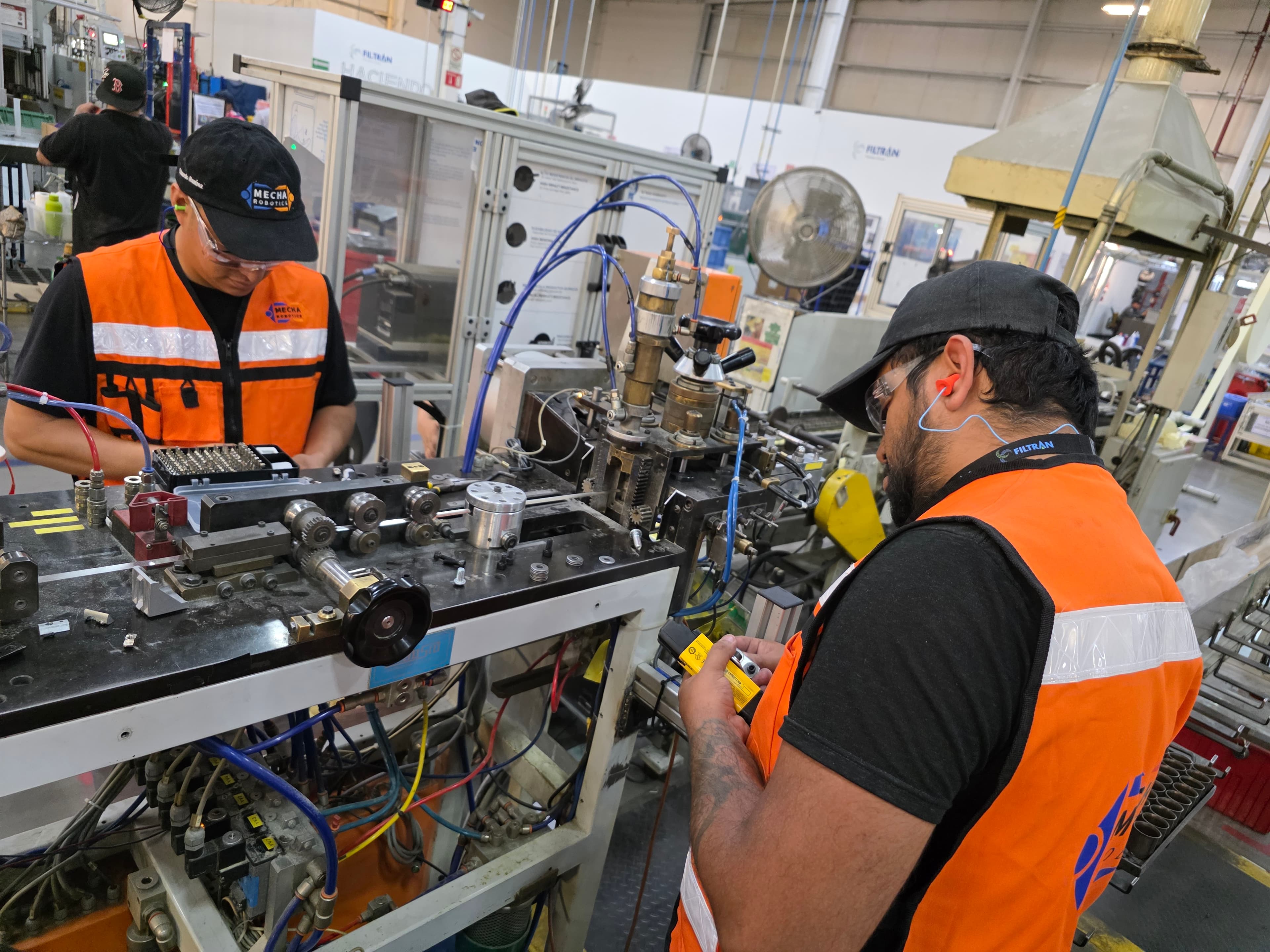 Equipo de MECHA ROBOTICS en sitio de instalación
